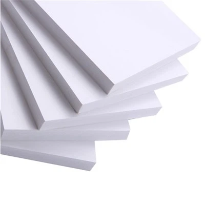 Fulles de portes blanques de PVC per a portes de bany